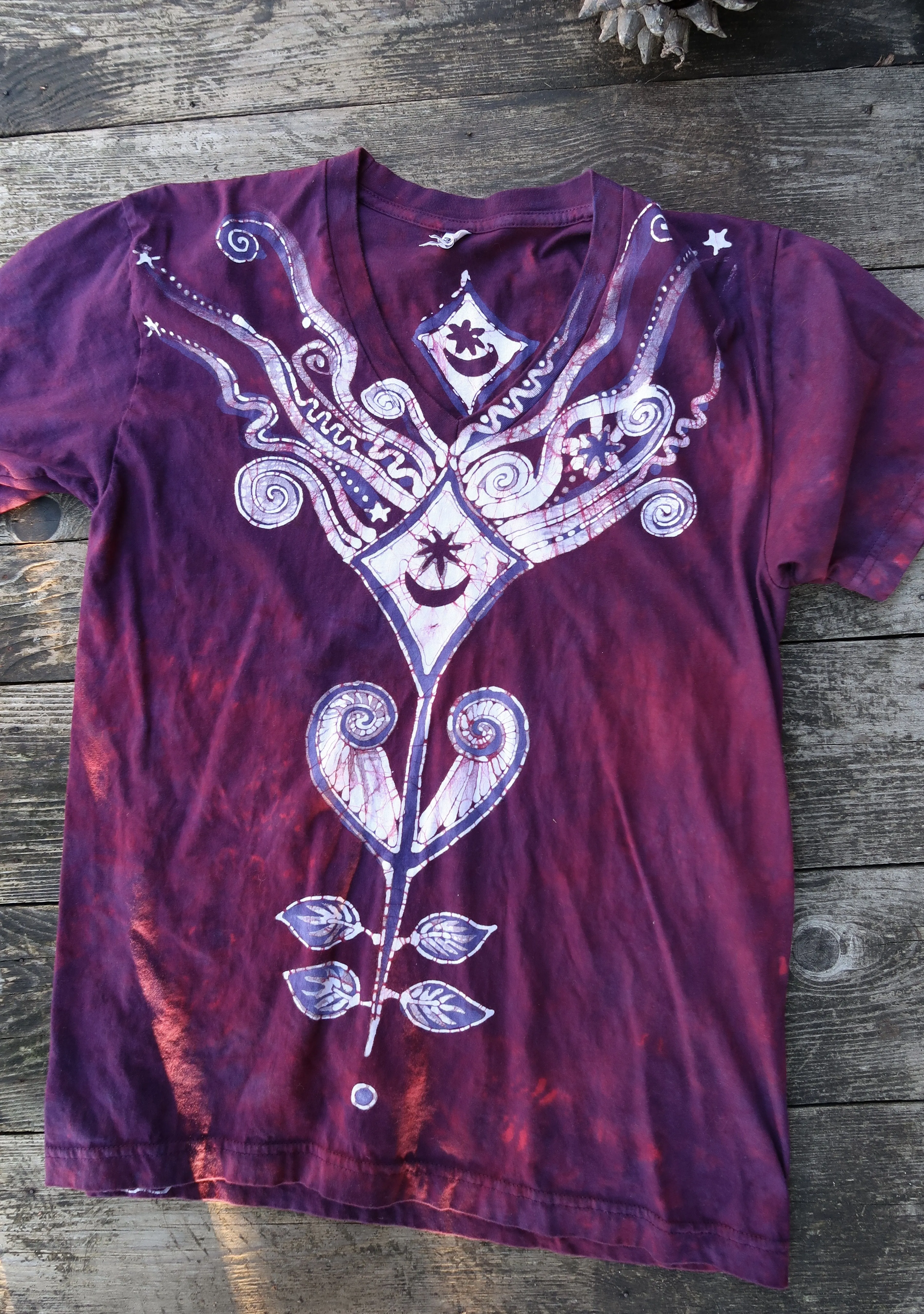 Kite Over Diamond Lake in Burgundy Batik Vneck Tee