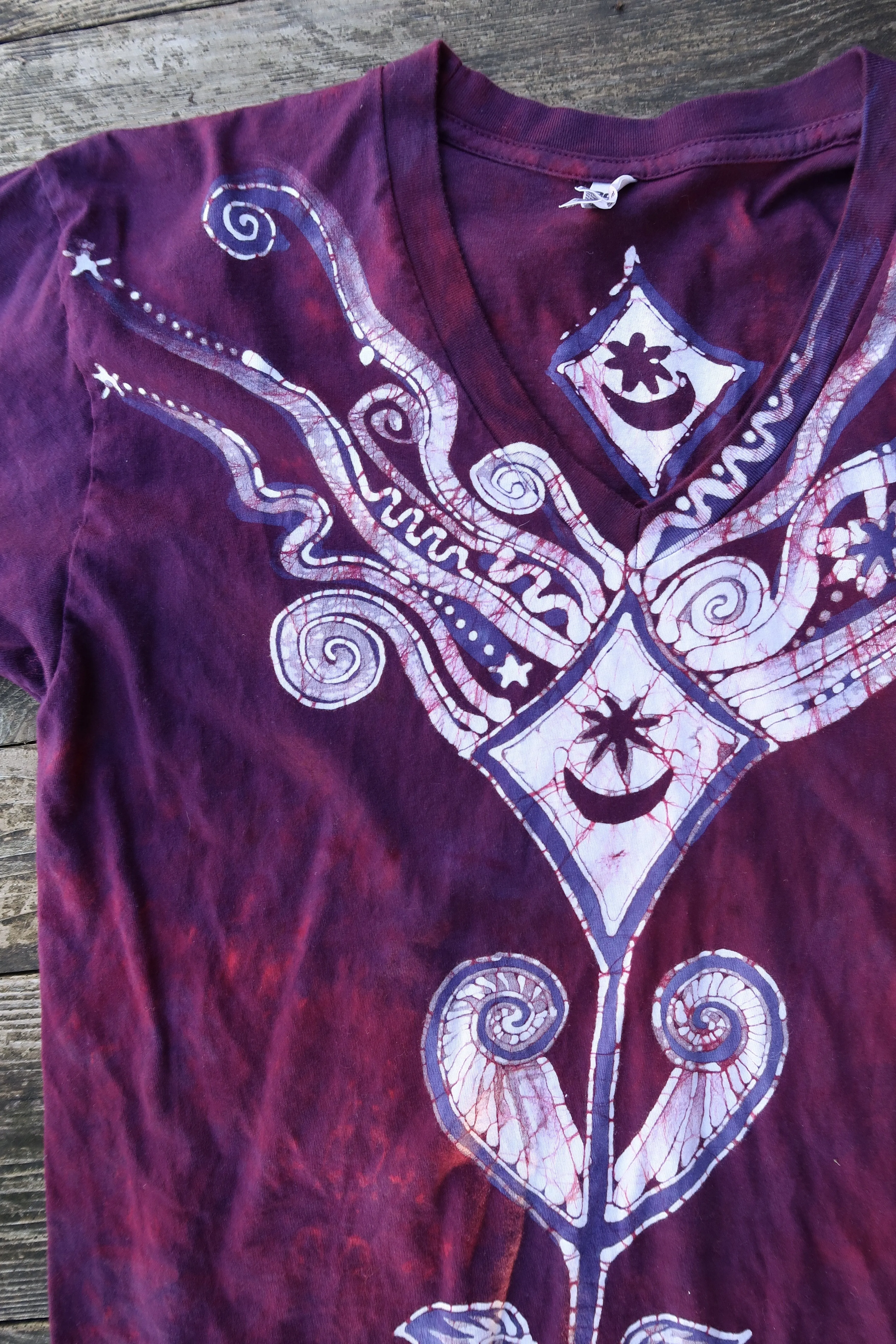 Kite Over Diamond Lake in Burgundy Batik Vneck Tee