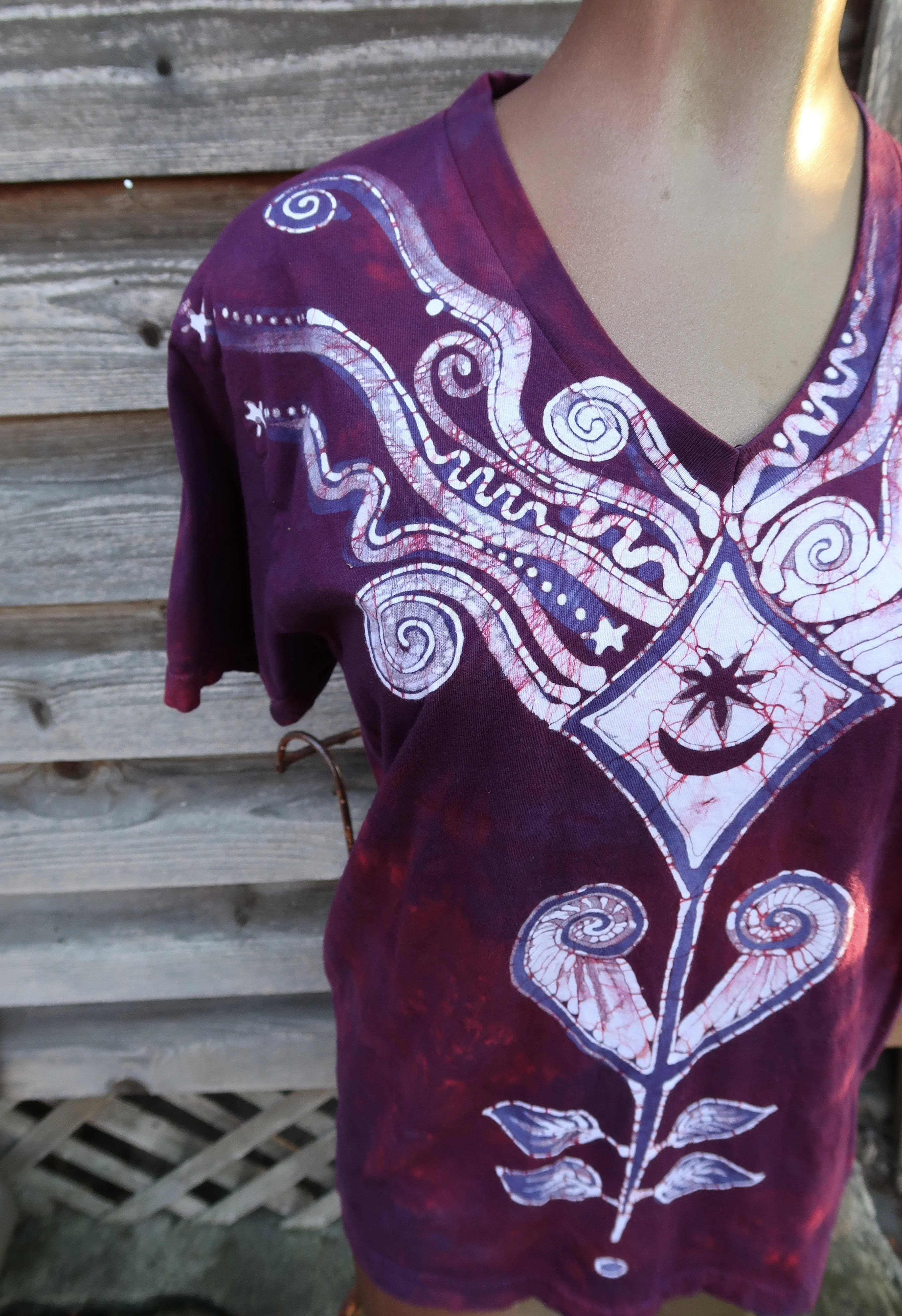 Kite Over Diamond Lake in Burgundy Batik Vneck Tee